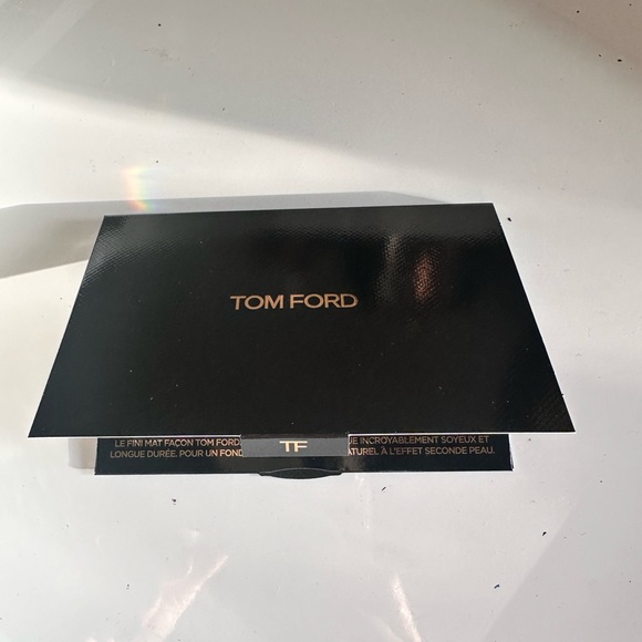 Make up cardboard with different foundation tones - Picture 3 of 4